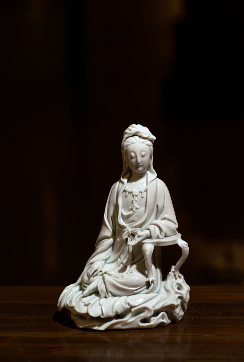 十七世紀 德化白釉觀音坐像 | A DEHUA FIGURE OF A SEATED GUANYIN - 图5