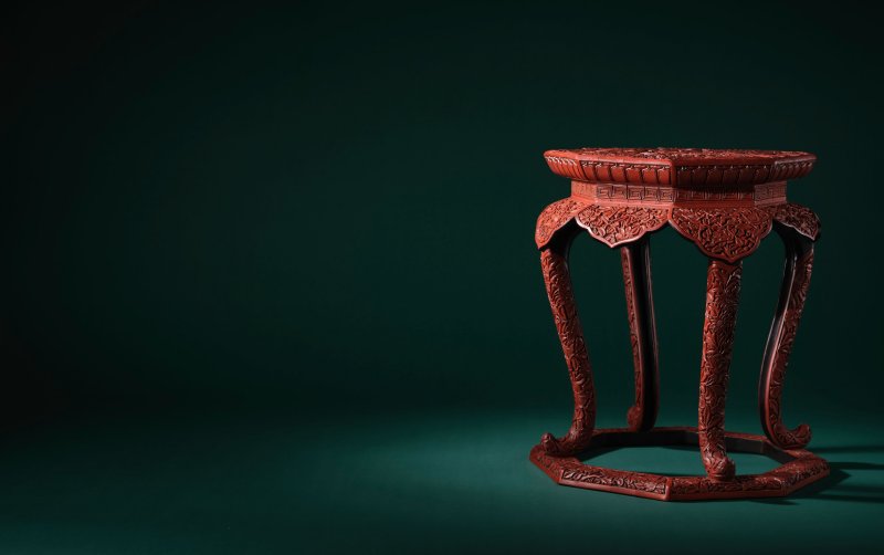 明嘉靖　剔紅群仙祝壽圖八方几 | A CARVED CINNABAR LACQUER 'IMMORTALS' OCTAGONAL STAND - 图7