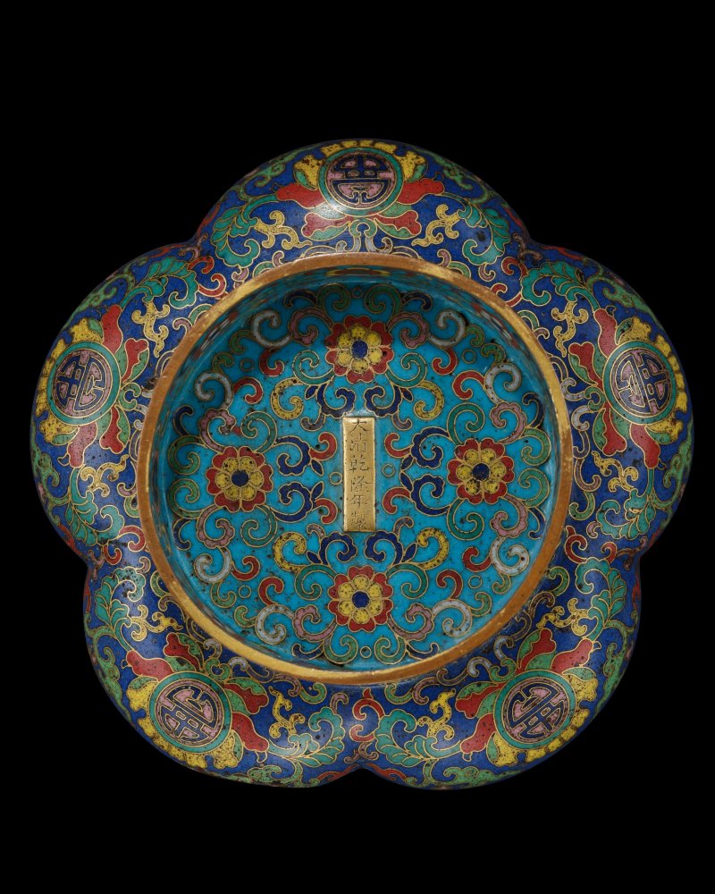 清乾隆　掐絲琺瑯勾蓮壽字紋梅花式高足盤一對 | A PAIR OF CLOISONNÉ ENAMEL MALLOW FORM STEM DISHES - 图7