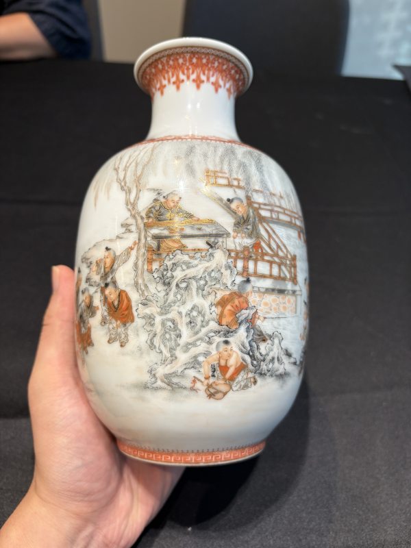 民國汪曉棠 墨彩礬紅描金嬰戲圖瓶 - 图13