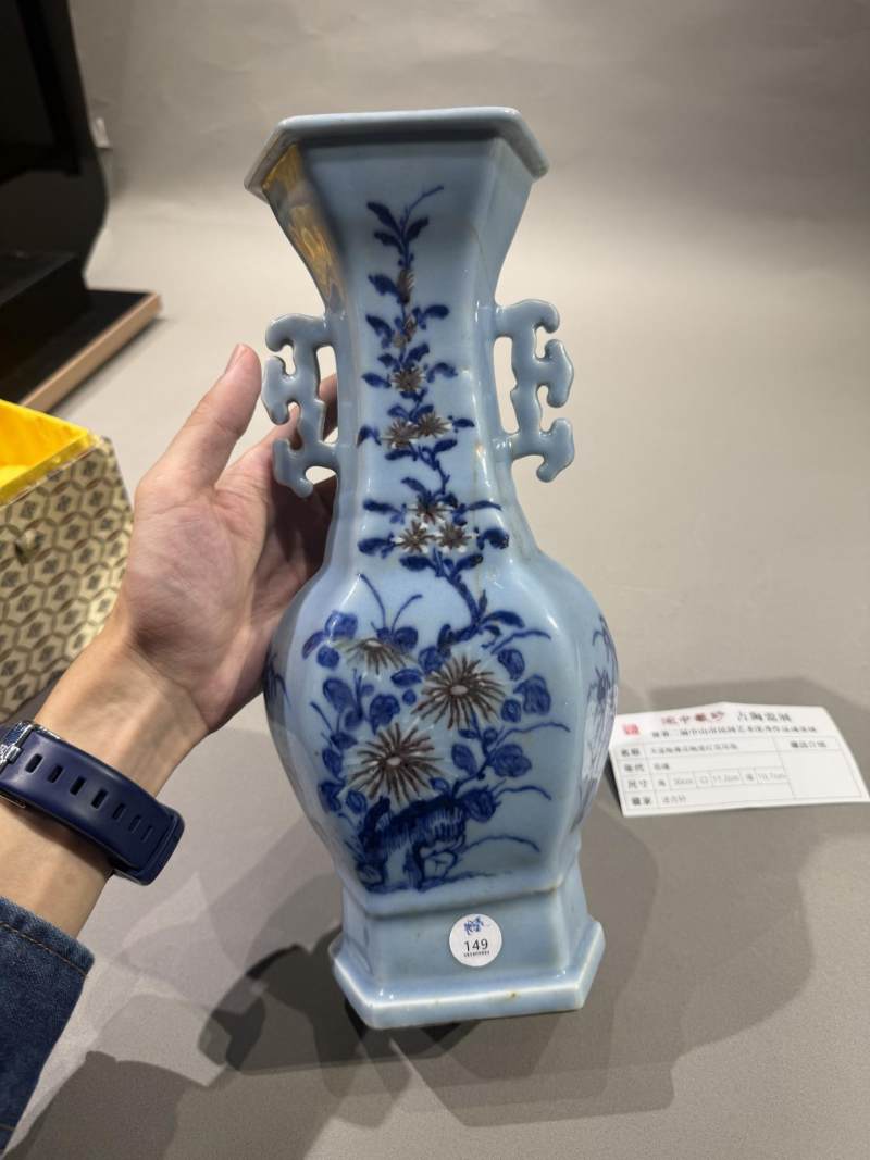    清乾隆 天蓝釉三彩洞石花卉双耳六棱瓶 - 图4