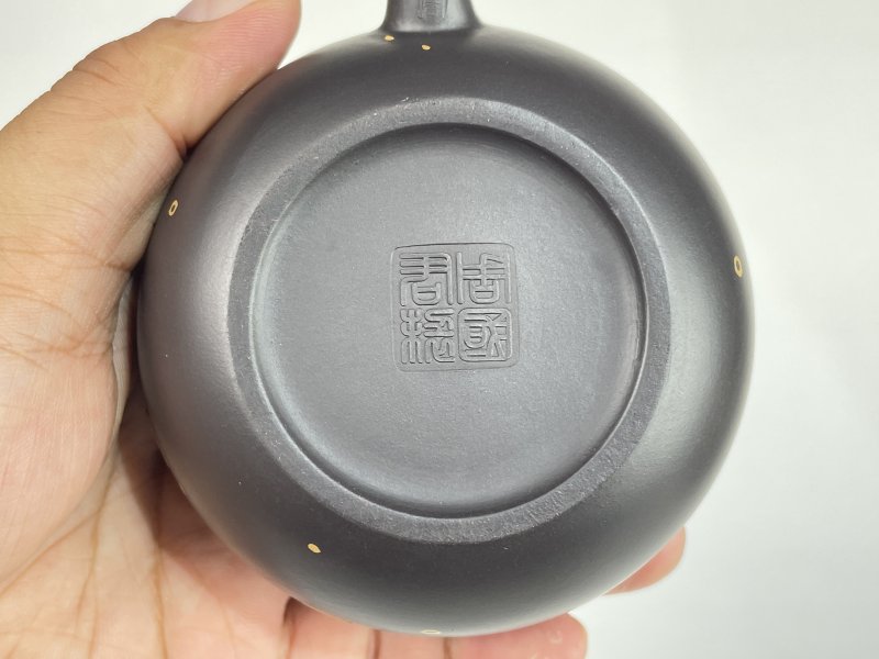 名家款紫砂壶一把 - 图4
