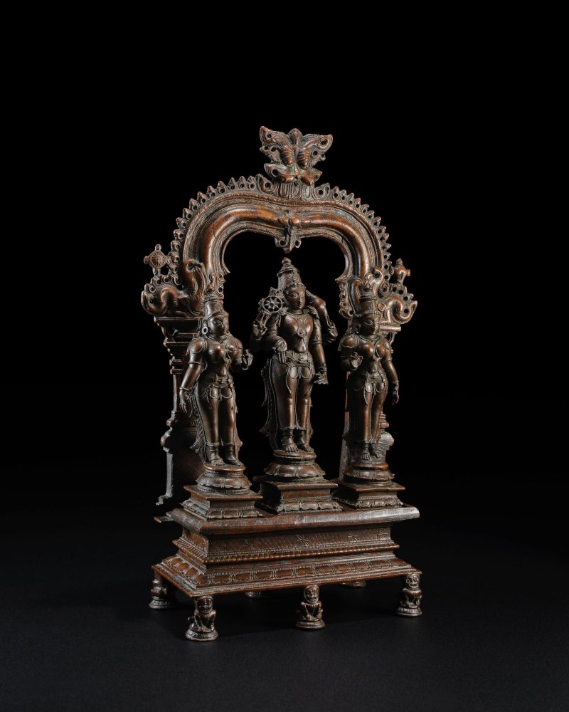 印度南部 十六世紀 毗濕奴及眷屬銅神龕 | A COPPER ALLOY ALTARPIECE WITH VISHNU AND CONSORTS - 图2