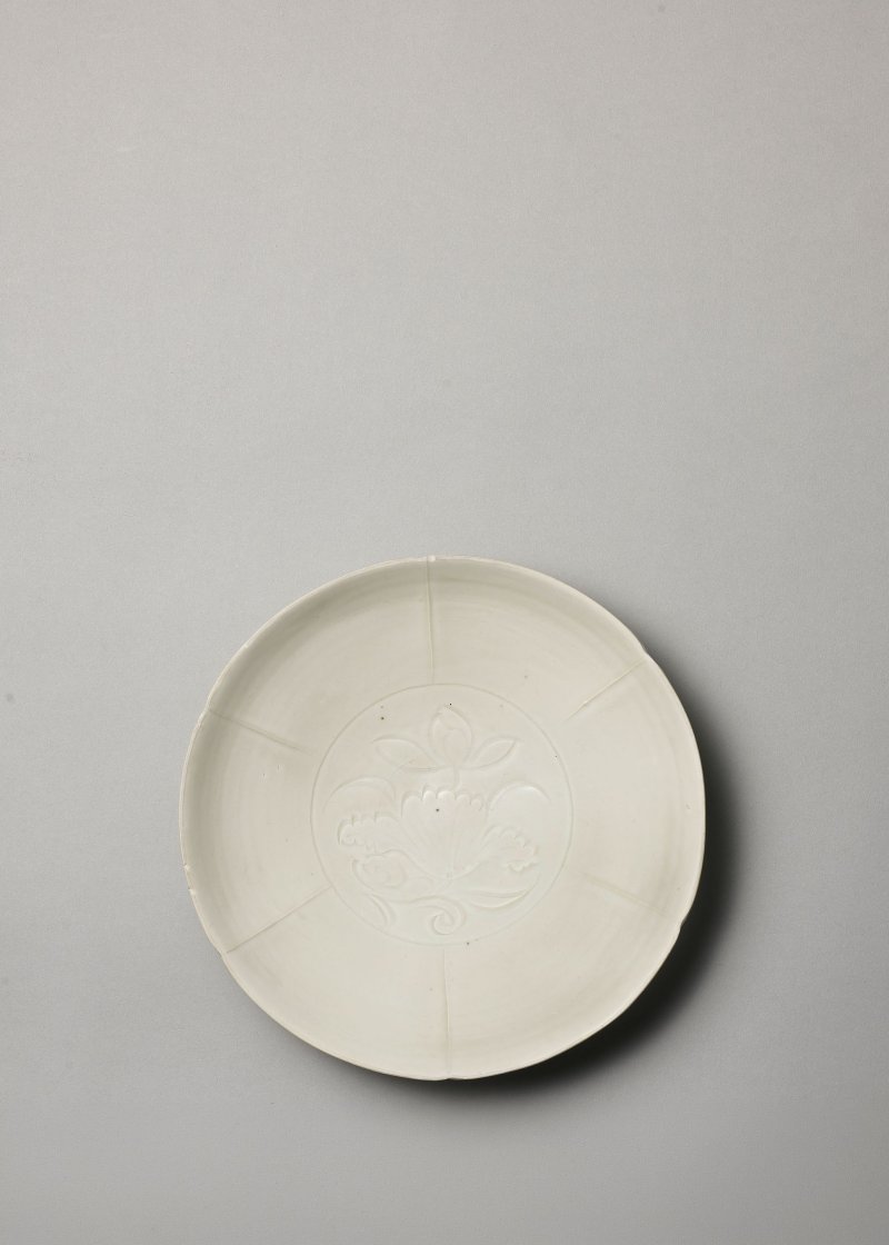 北宋　定窯白釉刻蓮花紋葵形盤 | A DING INCISED WHITE-GLAZED 'LOTUS' LOBED DISH