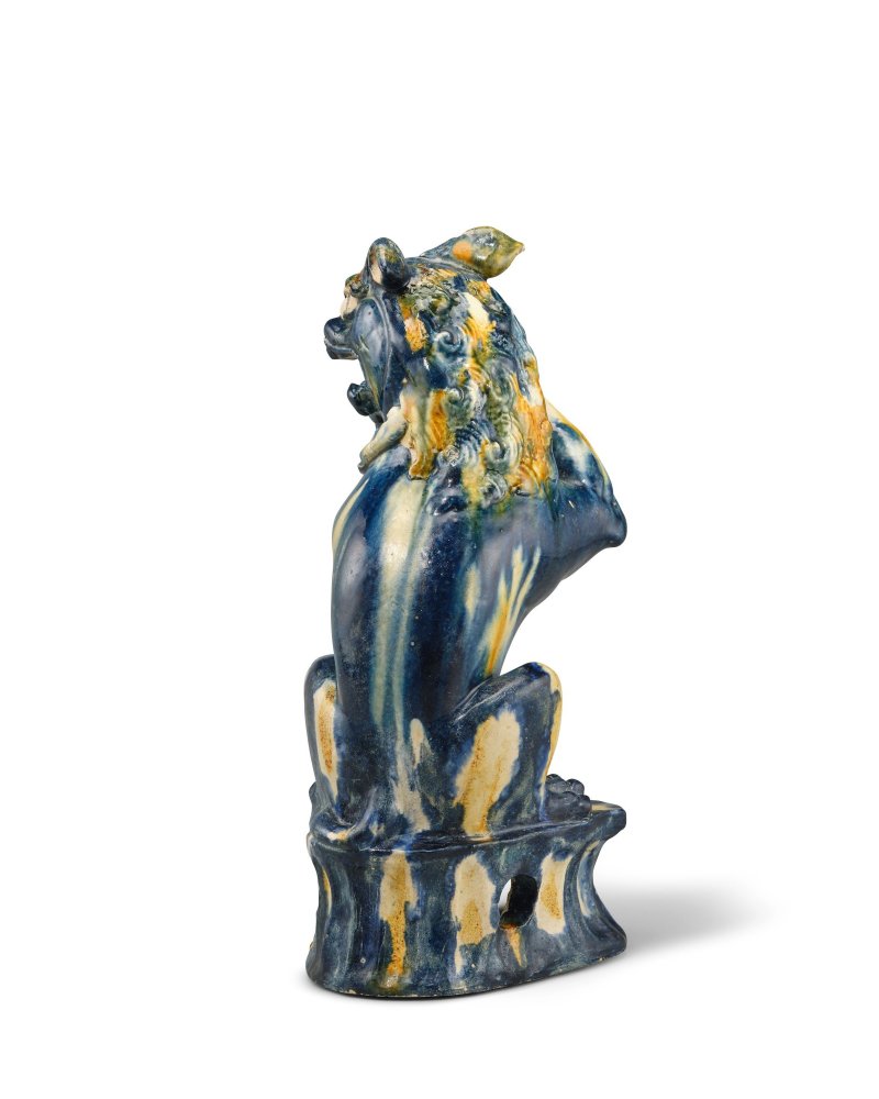 唐　三彩加藍坐獅 | A VERY RARE BLUE, STRAW AND AMBER-GLAZED LION - 图2