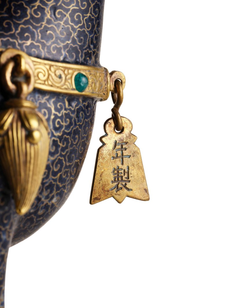 清嘉慶　御製嵌寶掐絲鏨胎琺瑯天祿蓋爐 | AN EXCEPTIONALLY RARE IMPERIAL CLOISONNÉ AND CHAMPLEVÉ ENAMEL AND GILT-BRONZE STAG-SHAPED INCENSE BURNER AND COVER - 图4