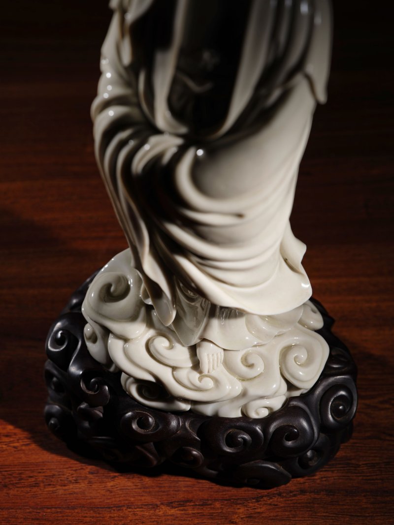 明十七世紀初 德化白釉祥雲觀音立像 | AN IMPORTANT DEHUA STANDING FIGURE OF GUANYIN - 图16