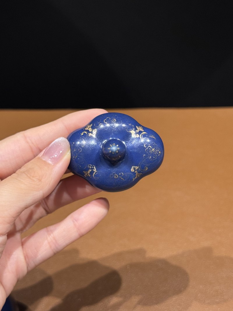 清乾隆 霁蓝描金缠枝莲海棠式水丞 - 图8