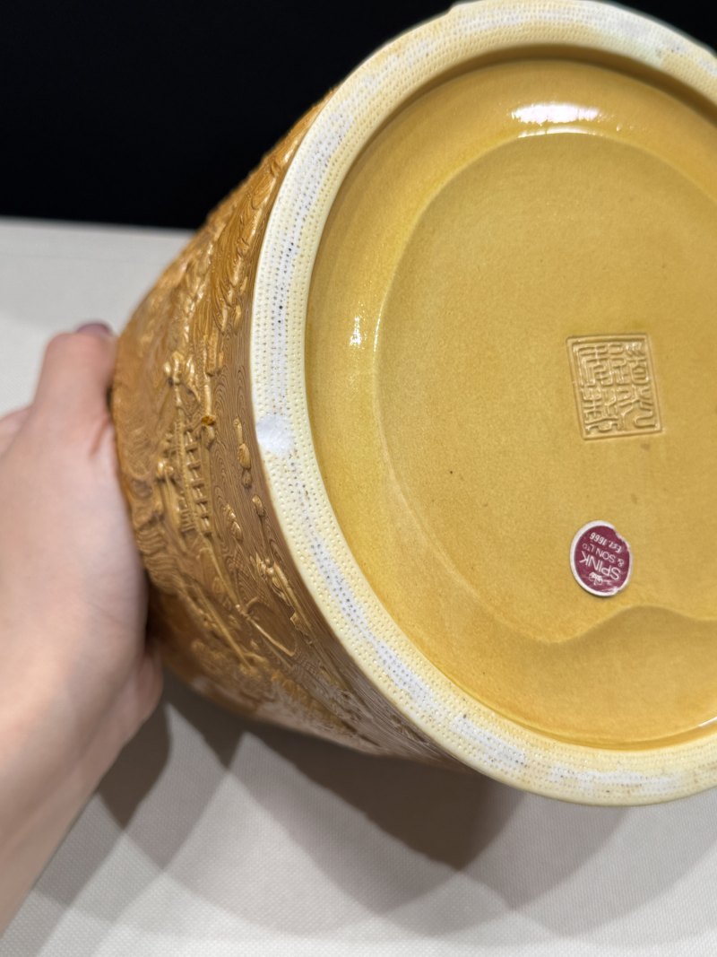 清道光 黄釉仿竹雕瓷山水人物图笔筒 - 图18