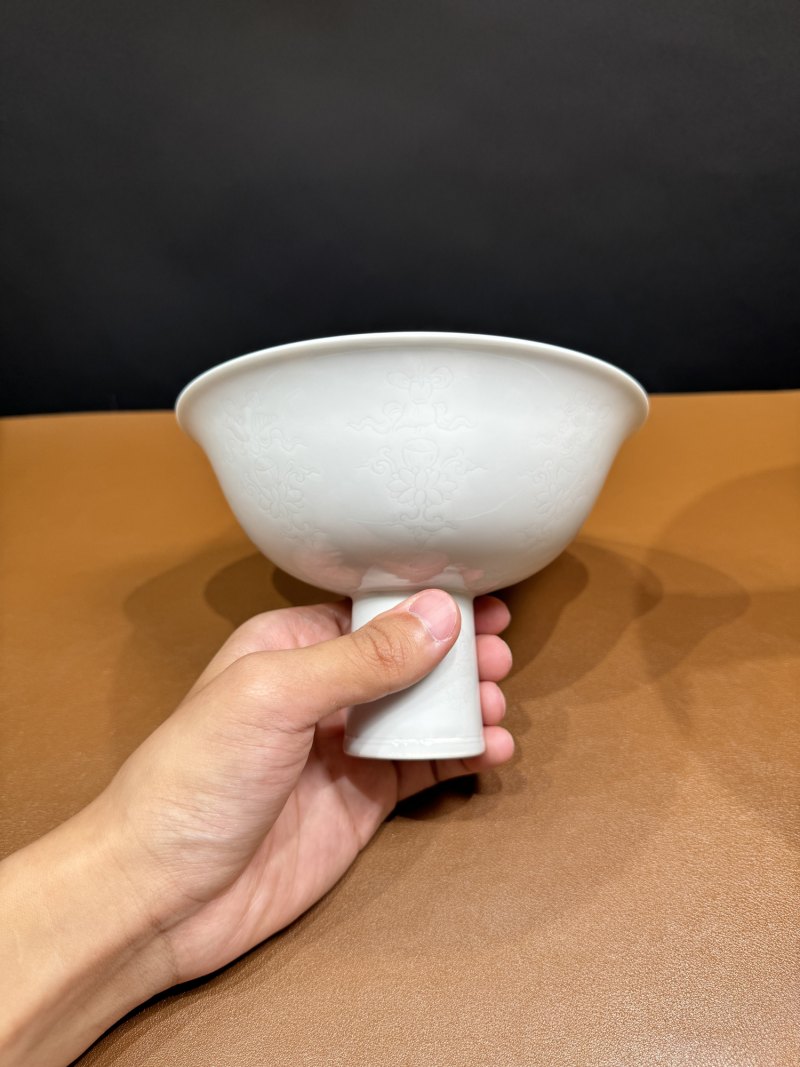 清雍正 白釉暗刻八宝纹高足碗 - 图6