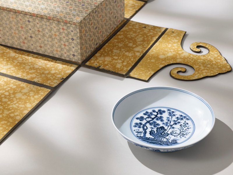 明宣德 青花歲寒三友紋盤 雙圈六字楷書款  XUANDE SIX-CHARACTER MARK IN UNDERGLAZE BLUE WITHIN A DOUBLE CIRCLE AND OF THE PERIOD (1426-1435) - 图6