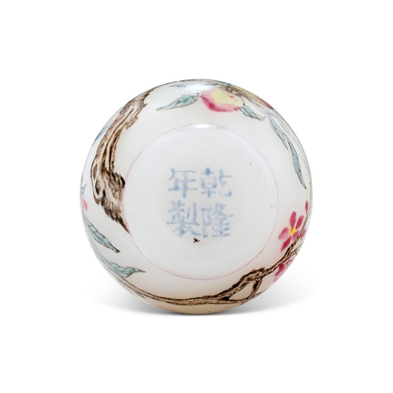 清乾隆 御製玻璃胎畫琺瑯九桃紋葫蘆式鼻煙壺 藍料「乾隆年製」楷書款  BEIJING PALACE WORKSHOPS, QIANLONG FOUR-CHARACTER MARK IN BLUE ENAMEL AND OF PERIOD (1736-1795) - 图6