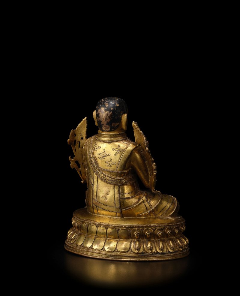 西藏 十五世紀 銅鎏金喇嘛像 或為布敦仁欽珠 | A GILT COPPER ALLOY FIGURE OF A LAMA, POSSIBLY BUTON RINCHEN DRUB - 图3