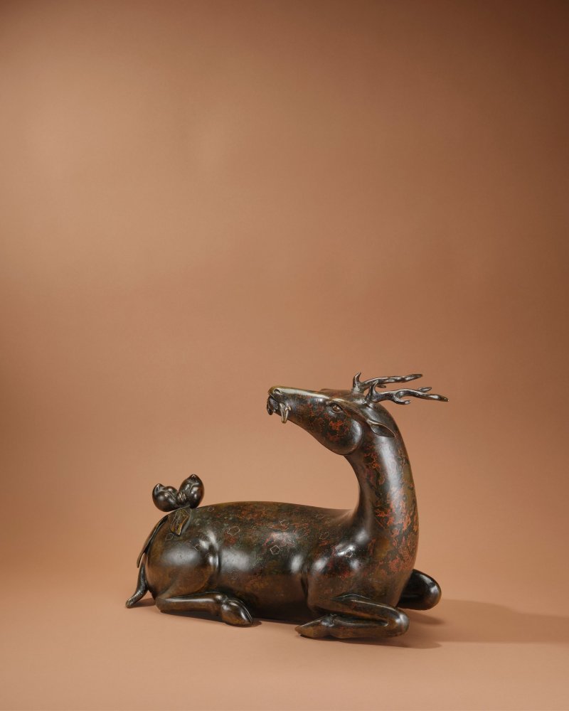 明成化十年（1474）　銅銜芝臥鹿 | A VERY LARGE AND IMPORTANT DOCUMENTARY BRONZE FIGURE OF A DEER - 图1
