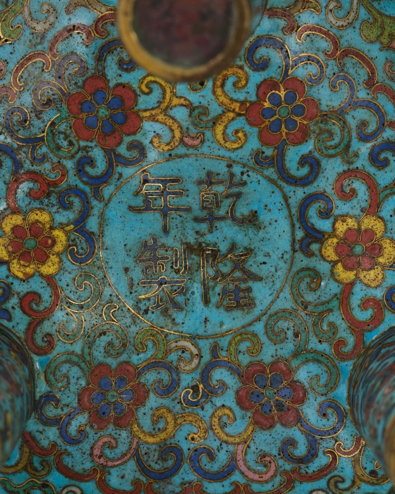 清乾隆　掐絲琺瑯番蓮紋鼎式三足蓋爐 | A CLOISONNÉ ENAMEL TRIPOD INCENSE BURNER AND COVER, DING - 图6