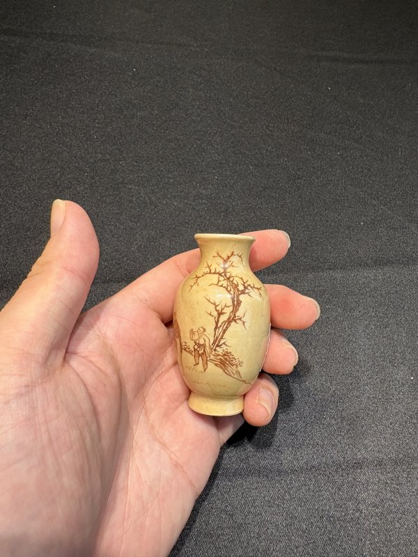 清乾隆米黃地赭彩高士圖小瓶 - 图9