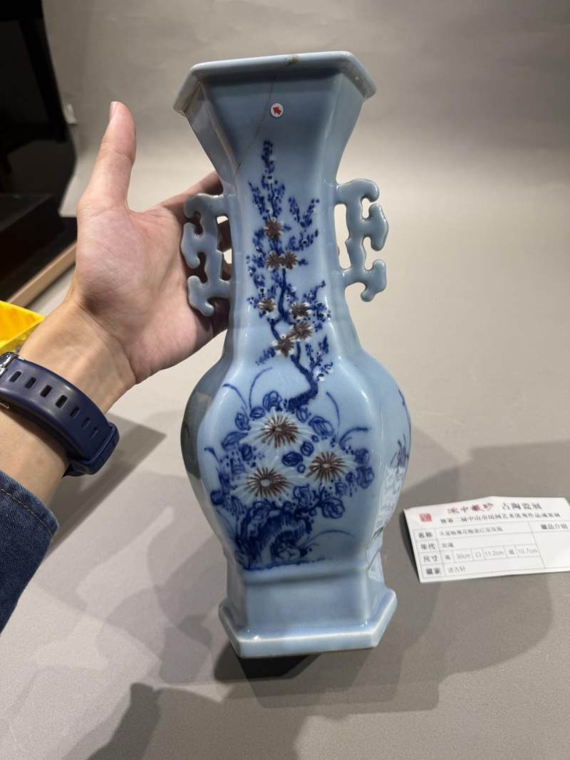    清乾隆 天蓝釉三彩洞石花卉双耳六棱瓶 - 图5