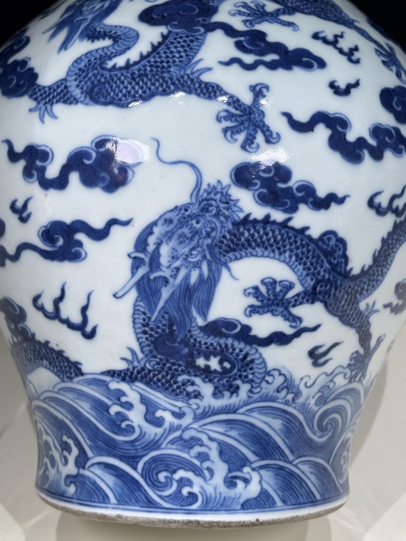 清嘉庆 青花九龙纹橄榄瓶 - 图17