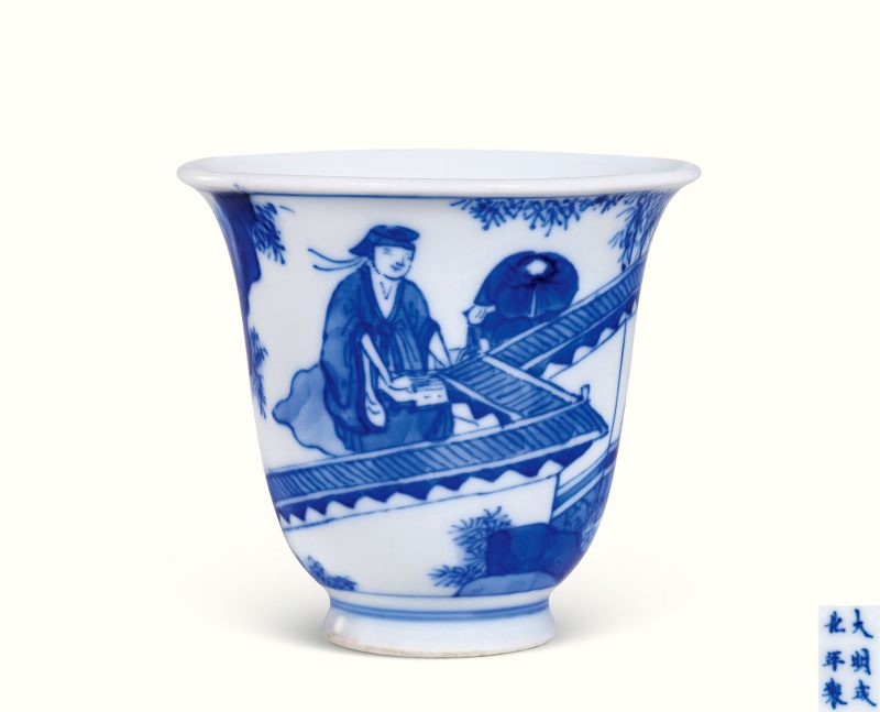 清康熙 青花西厢记之崔莺莺听琴图铃铛杯 - 图1