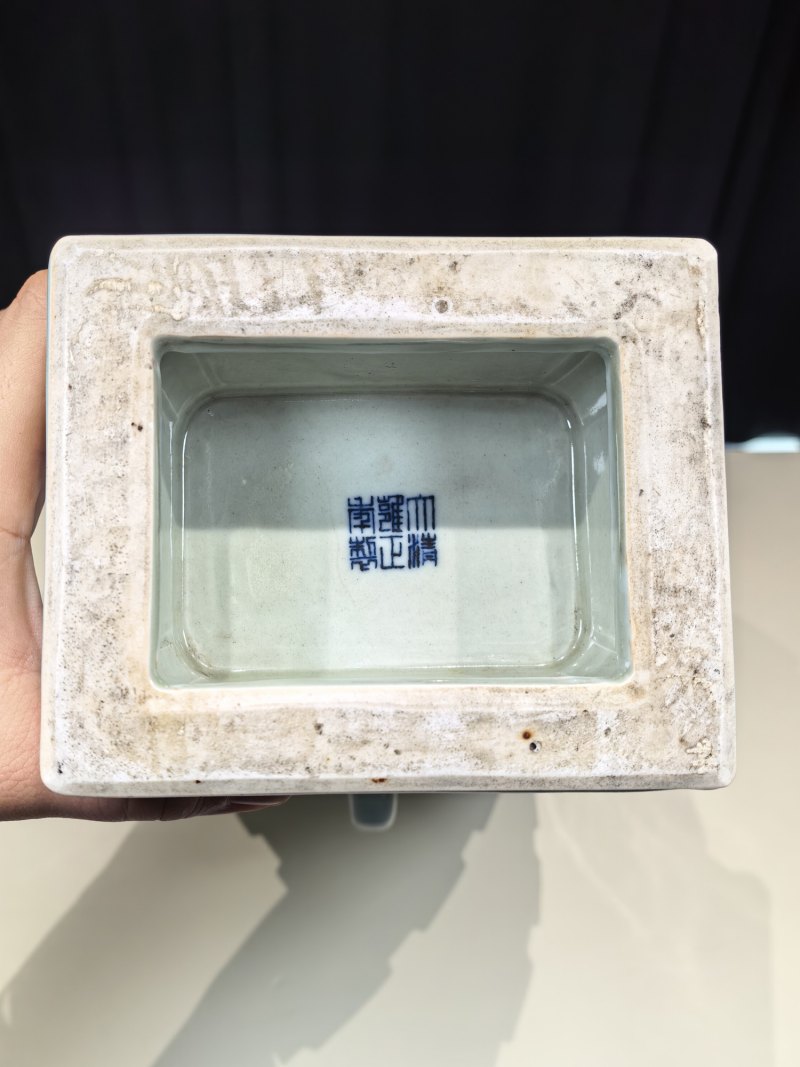 清雍正 粉青釉四方出戟罍式尊 - 图15