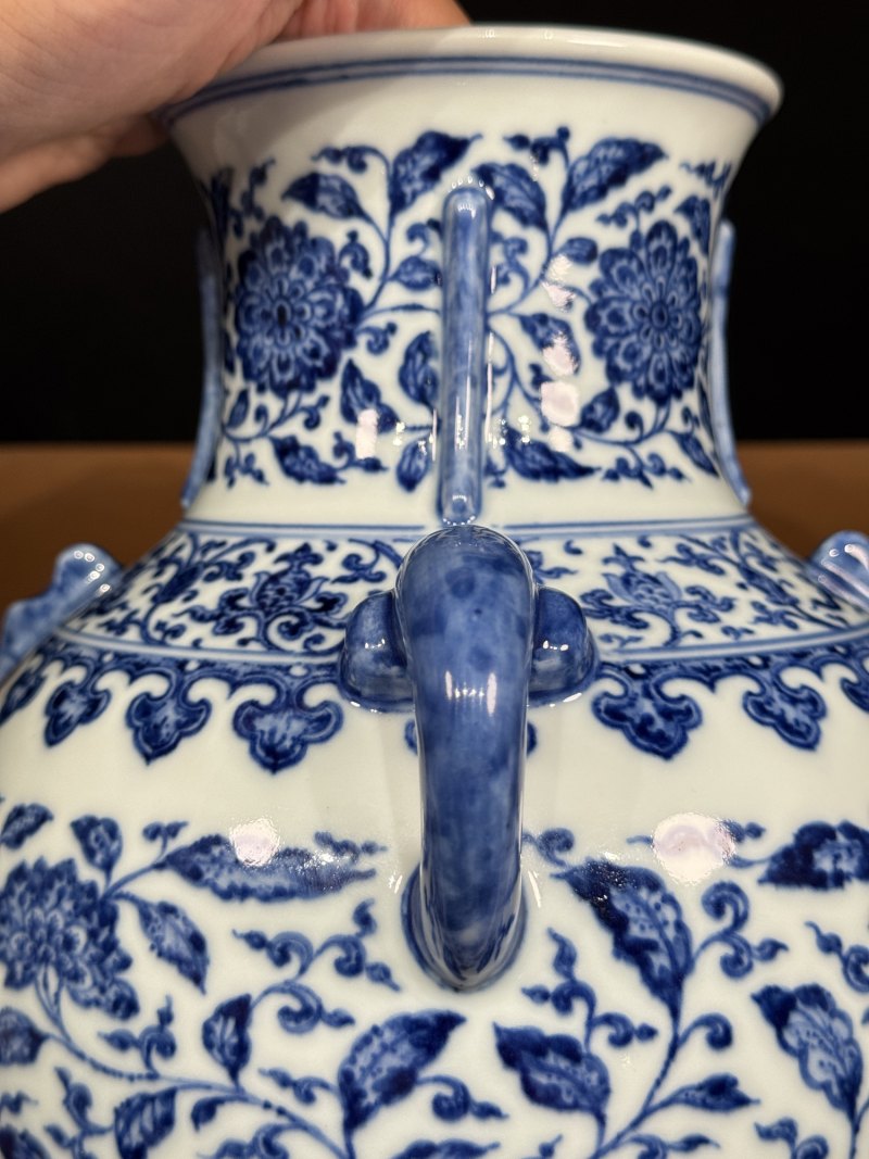 清乾隆 青花缠枝花卉纹出戟双耳尊 - 图12
