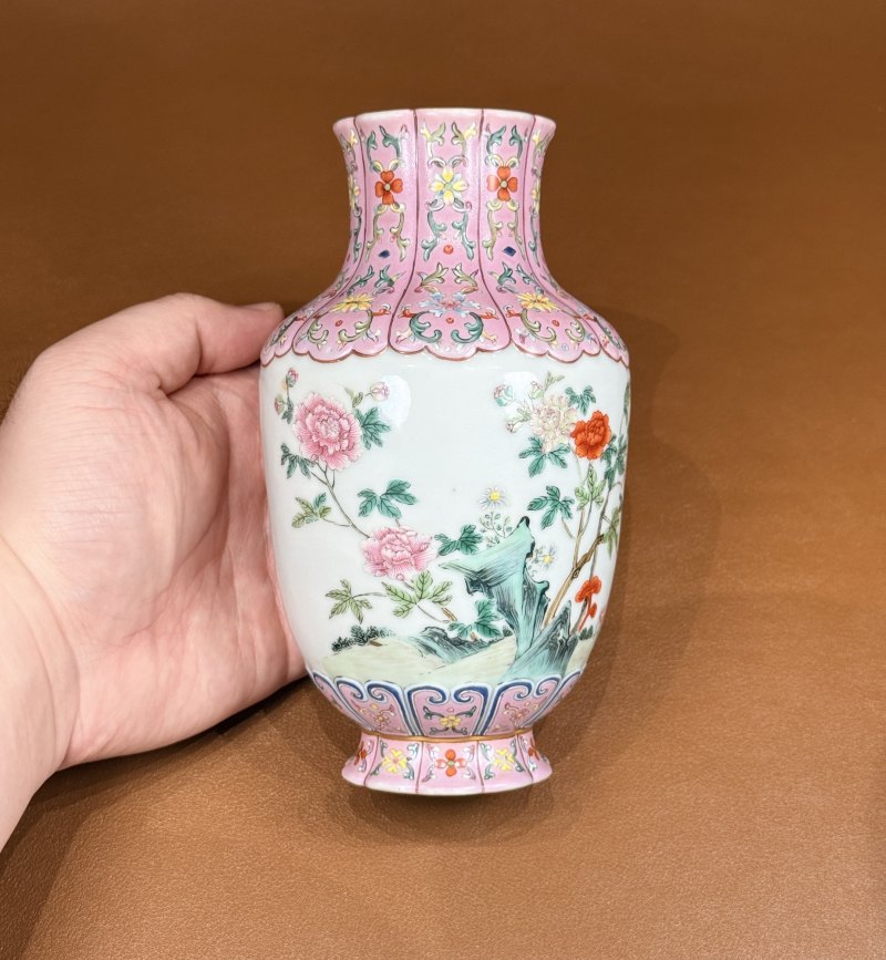 清乾隆 御题诗洋彩芙蓉图浮雕藕粉地十瓣花口瓶 - 图9