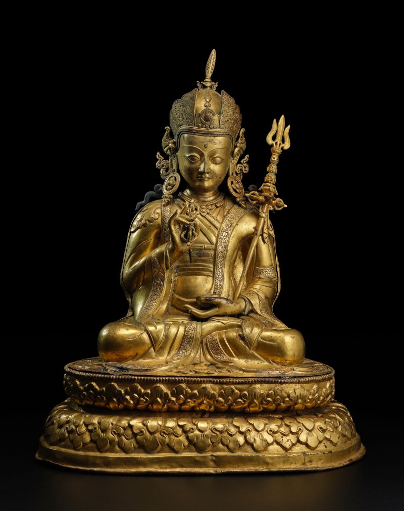 西藏或不丹 十八世紀 銅鎏金及錘揲蓮花生大士像 | A GILT COPPER ALLOY REPOUSSE FIGURE OF PADMASAMBHAVA - 图5