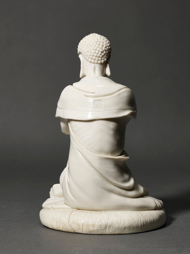 晚明 十六/十七世紀 德化窯釋迦苦行僧坐像 「筍江山人」印款  IMPRESSED SUNJIANG SHANREN MARK, LATE MING DYNASTY, 16th-17th CENTURY - 图3