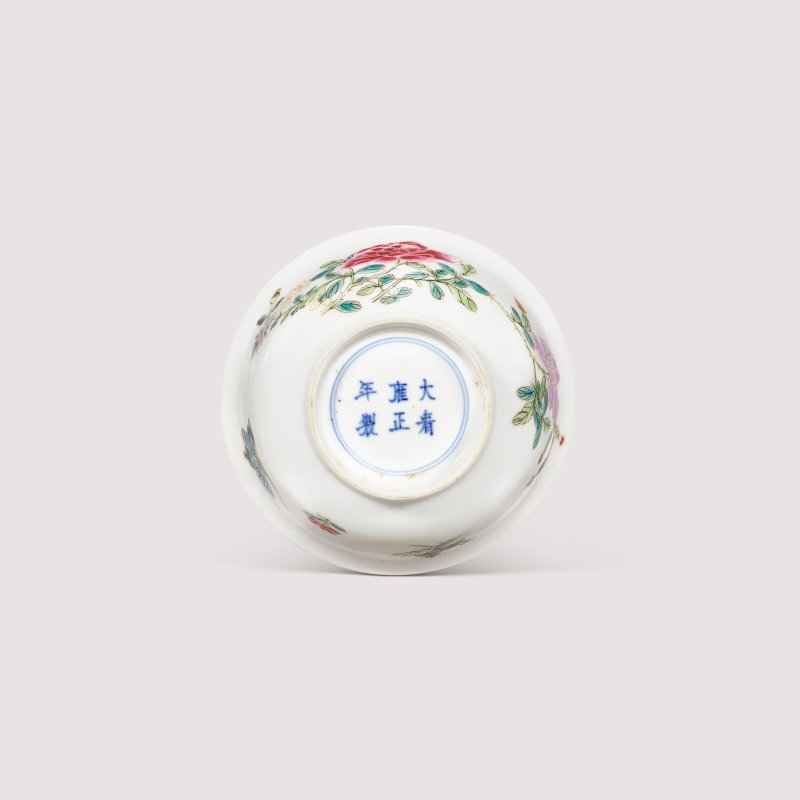 清雍正 粉彩描金花蝶紋盌一對 雙圈三行六字楷書款  YONGZHENG SIX-CHARACTER MARKS IN THREE LINES IN UNDERGLAZE BLUE WITHIN DOUBLE CIRCLES AND OF THE PERIOD (1723-1735) - 图4