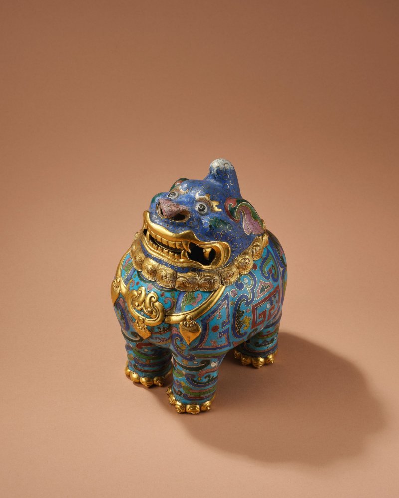 清乾隆/嘉慶　銅鎏金掐絲琺瑯甪端薰爐 | A CLOISONNÉ ENAMEL AND GILT-BRONZE 'LUDUAN' INCENSE BURNER AND COVER