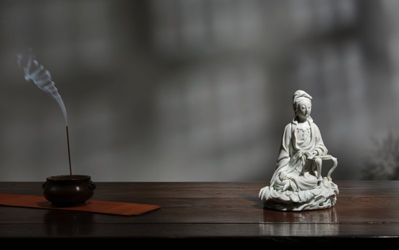十七世紀 德化白釉觀音坐像 | A DEHUA FIGURE OF A SEATED GUANYIN - 图6