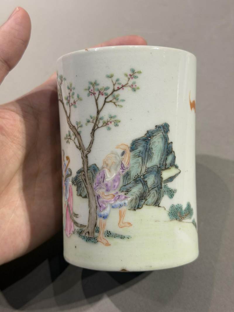    清乾隆 粉彩唐明皇游夜宫笔筒 - 图5