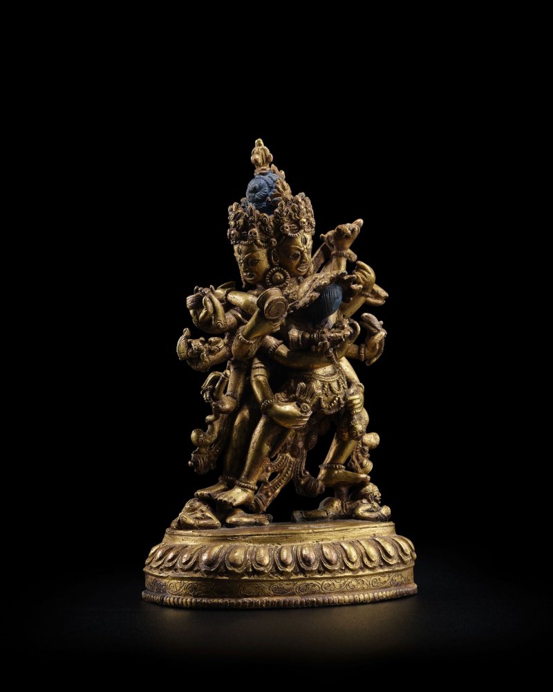 西藏 十六世紀 銅鎏金勝樂金剛像 | A GILT COPPER ALLOY FIGURE OF CHAKRASAMVARA - 图2