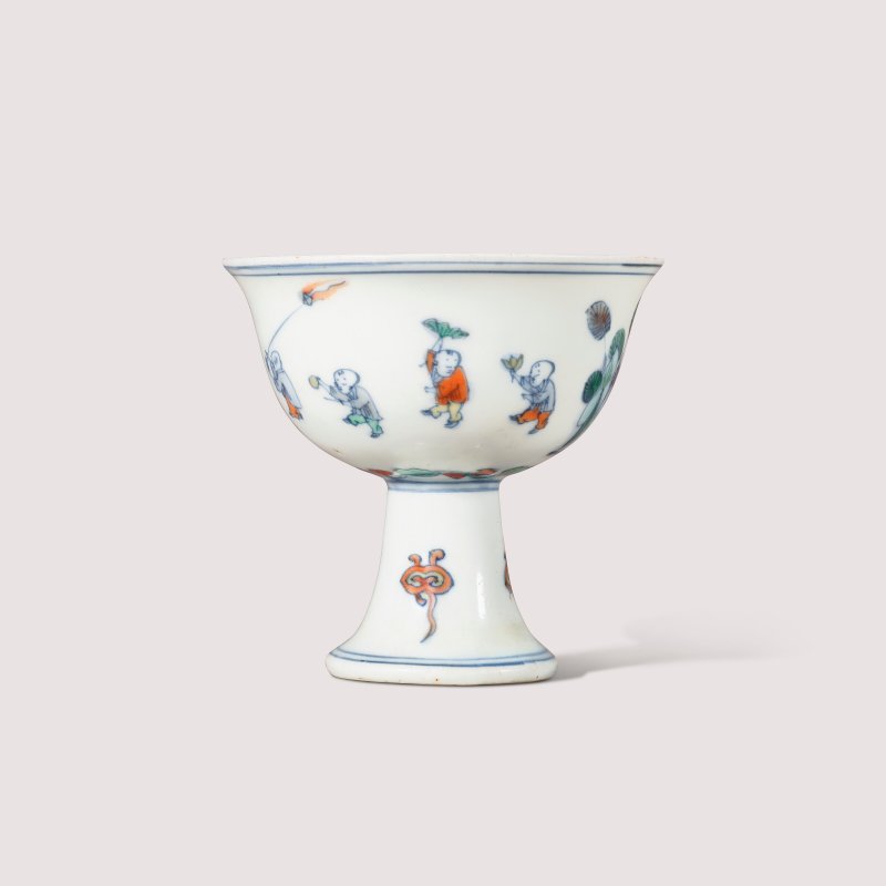 清順治/康熙 鬥彩嬰戲圖小高足盃  SHUNZHI-KANGXI PERIOD (1644-1722) - 图1