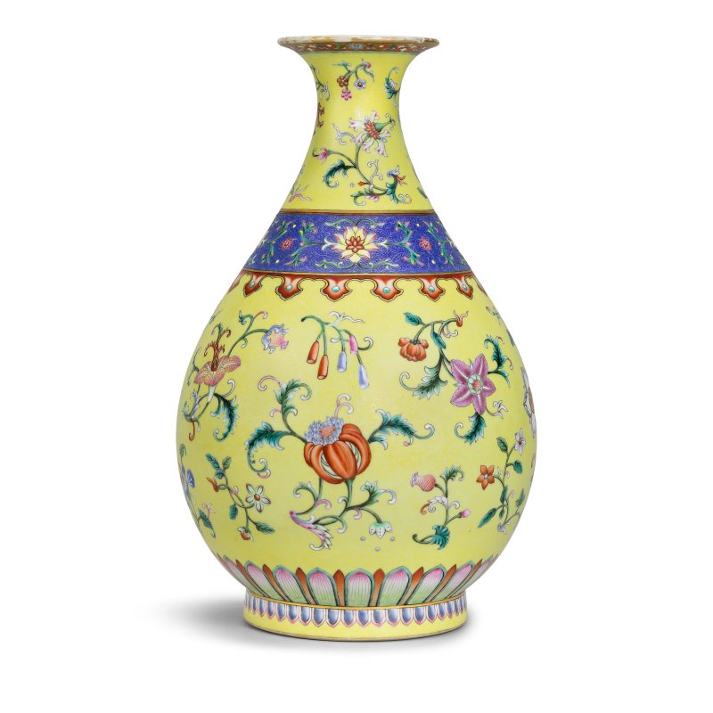 清乾隆　御製黃地洋彩軋道錦地折枝洋花玉壺春瓶 | A MAGNIFICENT AND FINELY ENAMELLED IMPERIAL YELLOW-GROUND SGRAFFIATO YANGCAI 'FLORAL' VASE, YUHUCHUNPING - 图10
