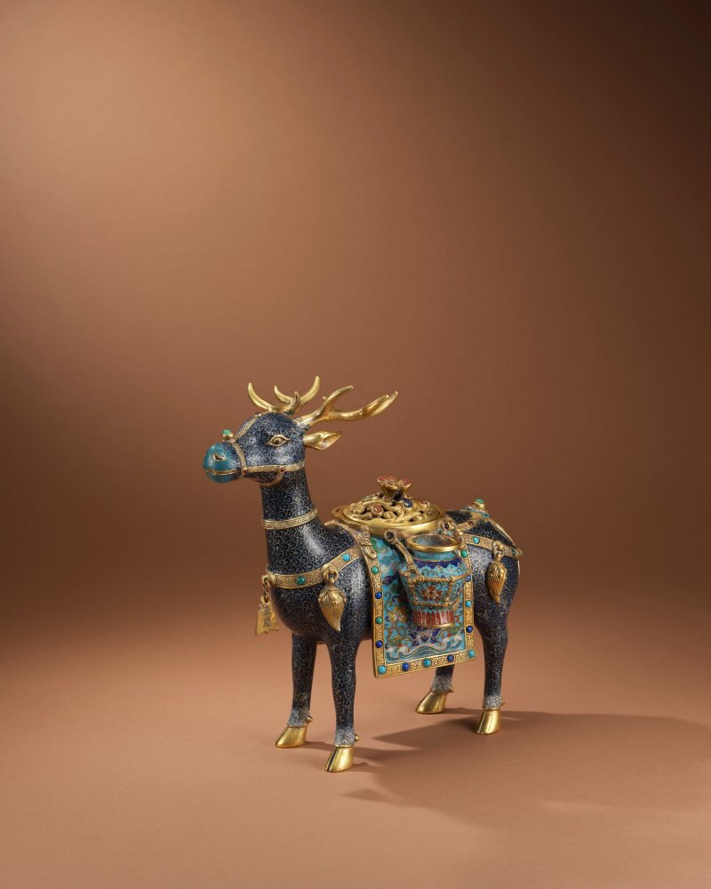 清嘉慶　御製嵌寶掐絲鏨胎琺瑯天祿蓋爐 | AN EXCEPTIONALLY RARE IMPERIAL CLOISONNÉ AND CHAMPLEVÉ ENAMEL AND GILT-BRONZE STAG-SHAPED INCENSE BURNER AND COVER - 图5