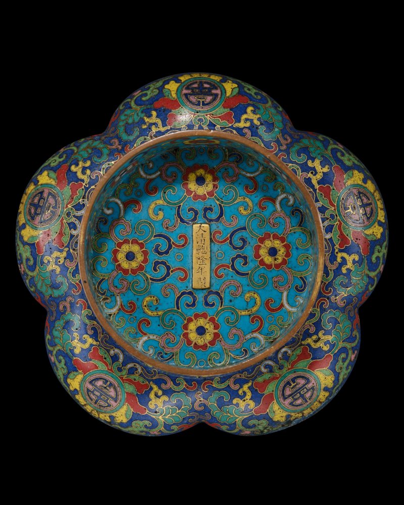 清乾隆　掐絲琺瑯勾蓮壽字紋梅花式高足盤一對 | A PAIR OF CLOISONNÉ ENAMEL MALLOW FORM STEM DISHES - 图8