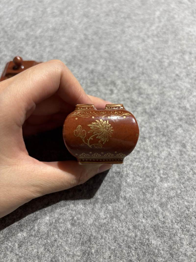    清乾隆 紫金地描金花卉纹带盖水丞 - 图4