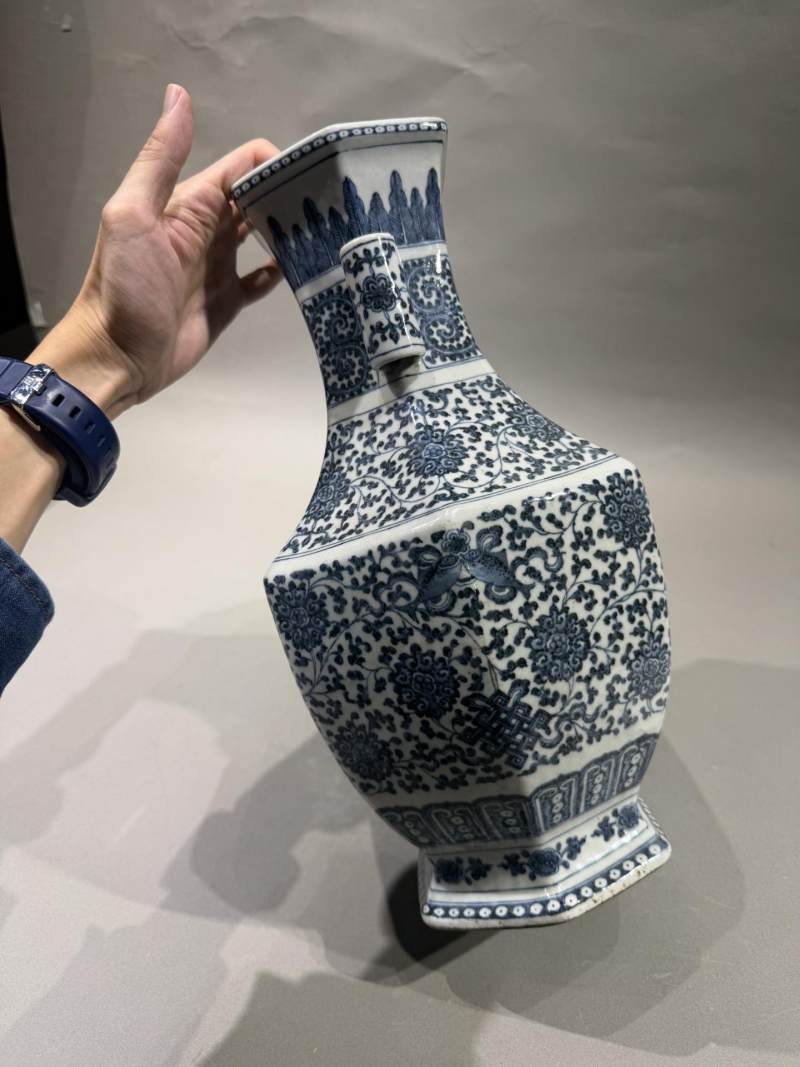    清乾隆 青花缠枝八宝六方贯耳瓶 - 图6