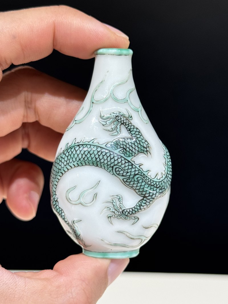 清道光 浅浮雕绿彩云龙纹鼻烟壶 - 图6