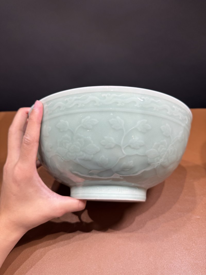 清乾隆 粉青釉暗刻缠枝牡丹纹大碗 - 图5
