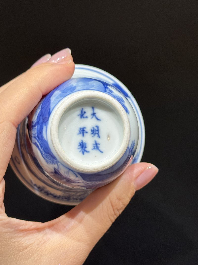 清康熙 青花西厢记之崔莺莺听琴图铃铛杯 - 图11