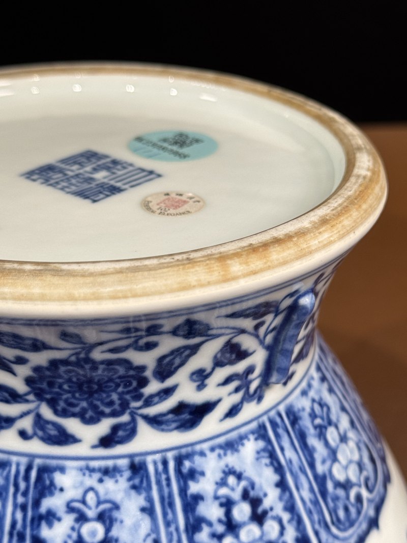 清乾隆 青花缠枝花卉纹出戟双耳尊 - 图22