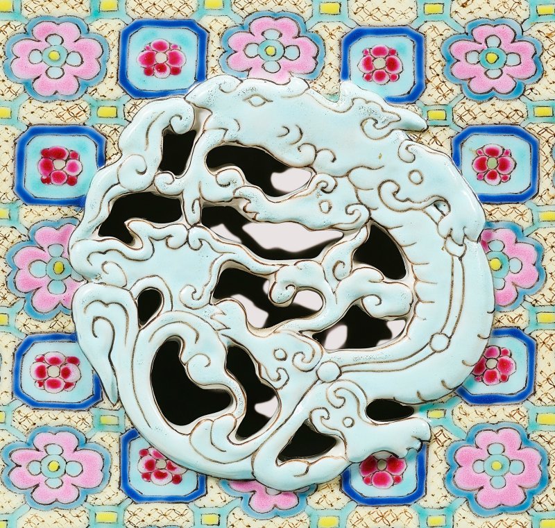 清雍正 洋彩錦地鏤雕團龍紋連座帶蓋熏爐 六字篆書款  YONGZHENG SIX-CHARACTER SEAL MARK IN UNDERGLAZE BLUE AND OF THE PERIOD (1723-1735) - 图5