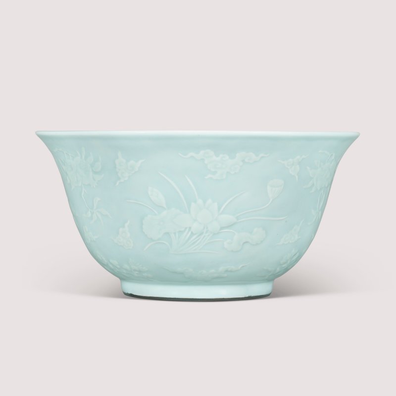 清雍正 粉青釉貼花卉三多紋大盌 六字篆書款  YONGZHENG SIX-CHARACTER SEAL MARK IN UNDERGLAZE BLUE AND OF THE PERIOD (1722-1735) - 图2