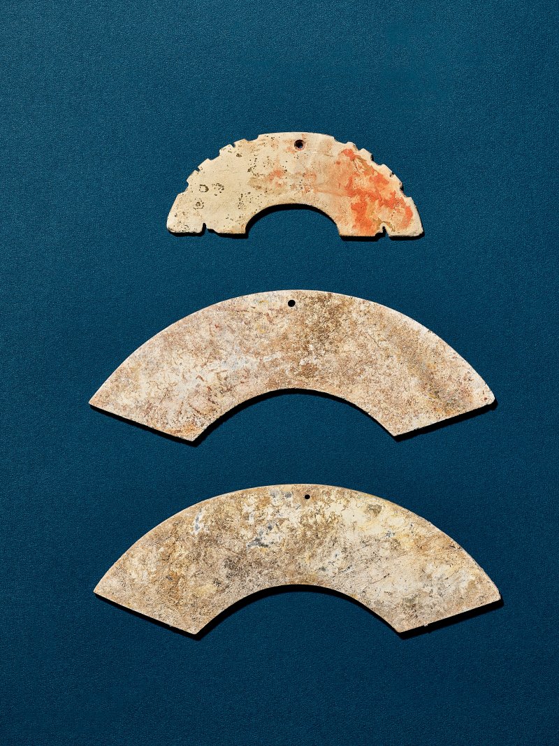 商或以後 玉璜三件  SHANG DYNASTY (1600-1100 BC) OR LATER