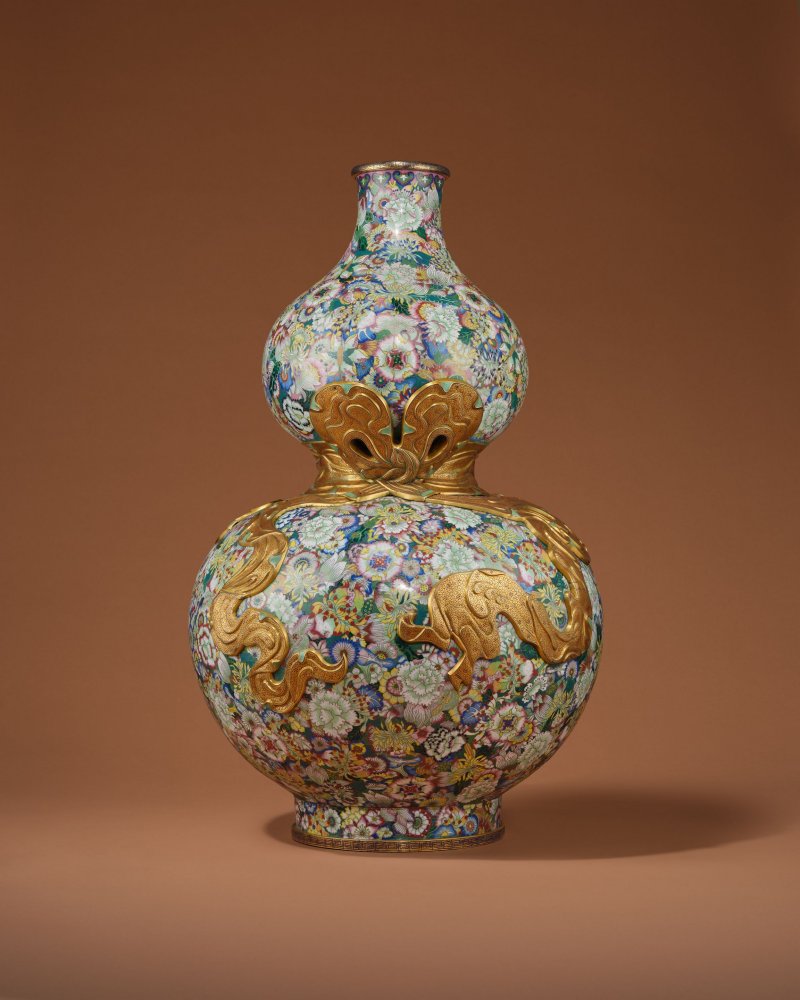 清乾隆　掐絲琺瑯百花紋綬帶大葫蘆瓶 | A MASSIVE GILT-BRONZE AND CLOISONNÉ ENAMEL 'MILLEFLEURS' DOUBLE-GOURD VASE - 图3