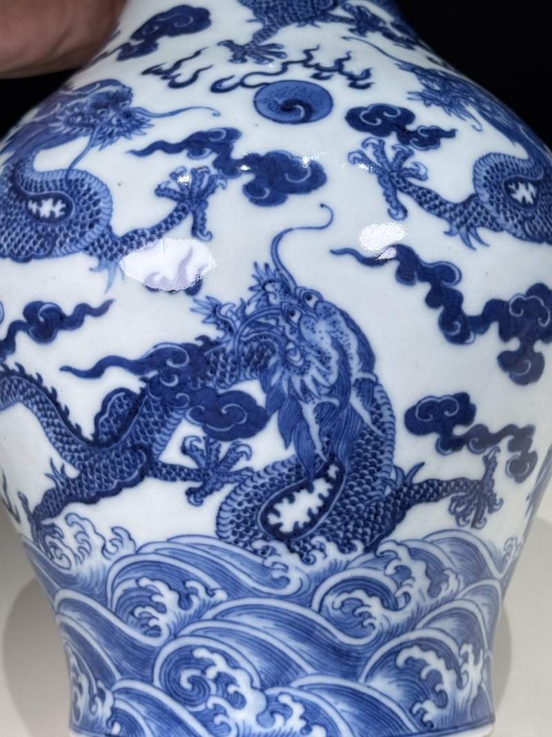 清嘉庆 青花九龙纹橄榄瓶 - 图18