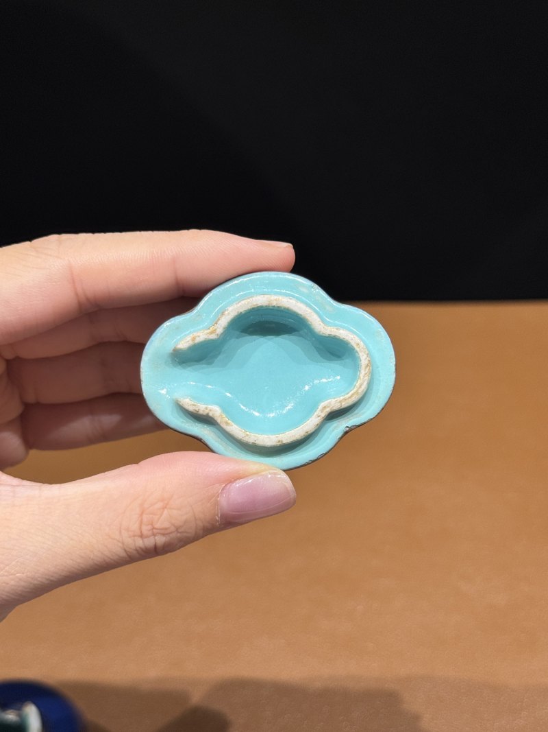 清乾隆 霁蓝描金缠枝莲海棠式水丞 - 图9
