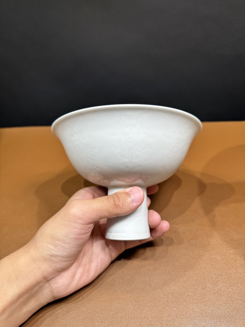 清雍正 白釉暗刻八宝纹高足碗 - 图7